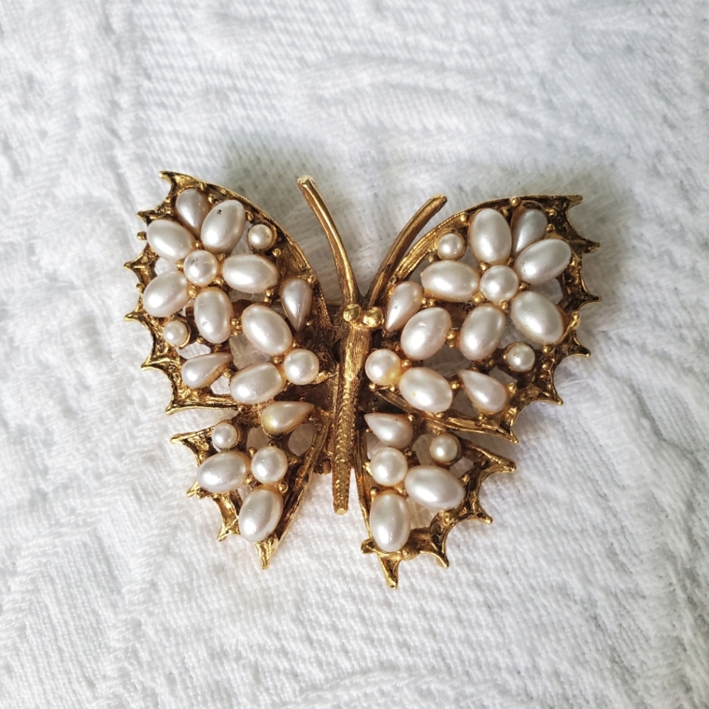 Vintage 60s Mode-Art Pearl Butterfly Brooch